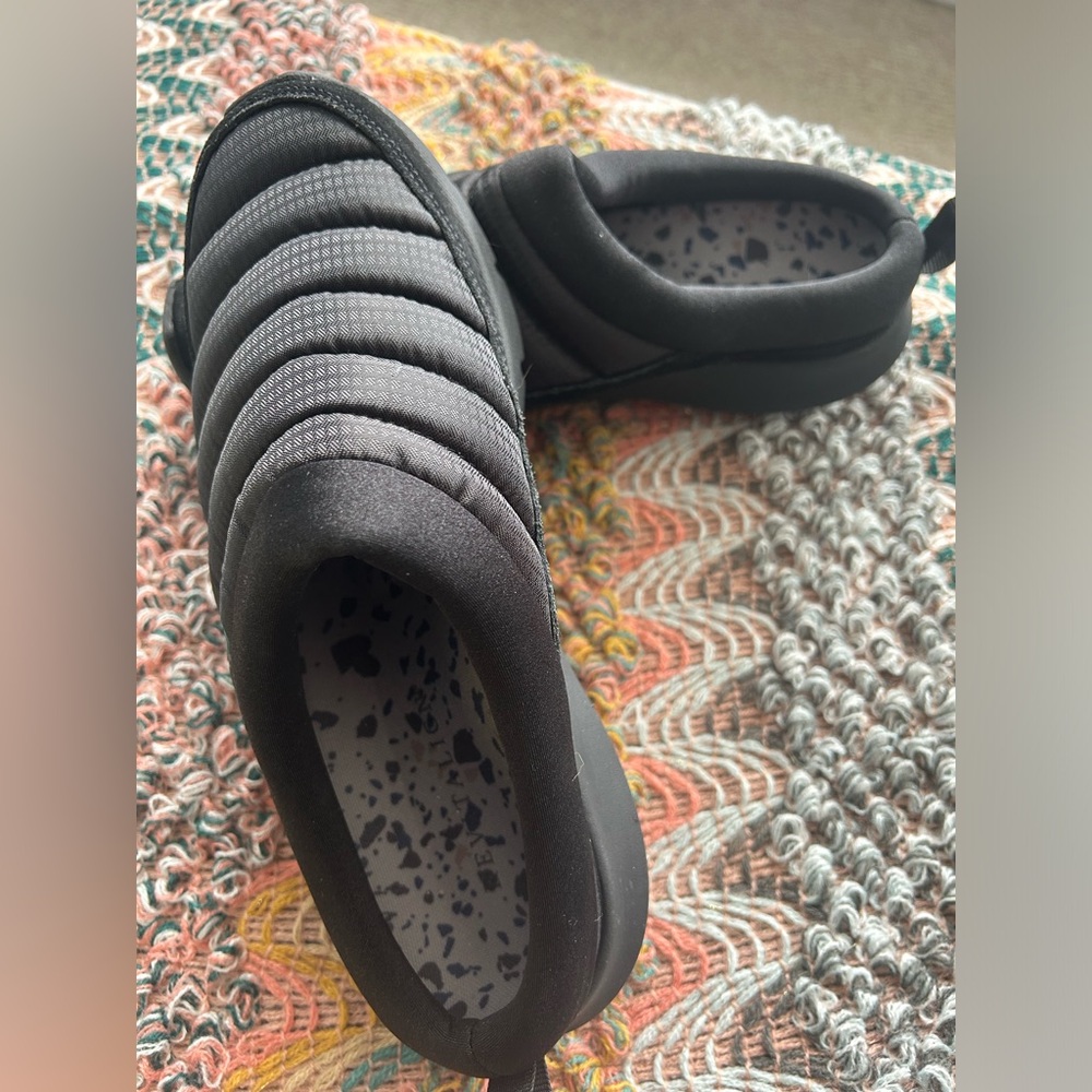 NEW! Women’s Revitalign Orthopedic slip-on slippers. Size 8D. Adorable!
